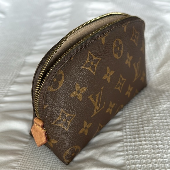 Louis Vuitton Monogram canvas cosmetic pouch - Picture 10 of 14